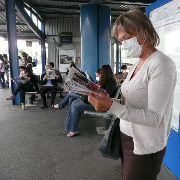 Des Parisiens portent des masques contre la pollution.