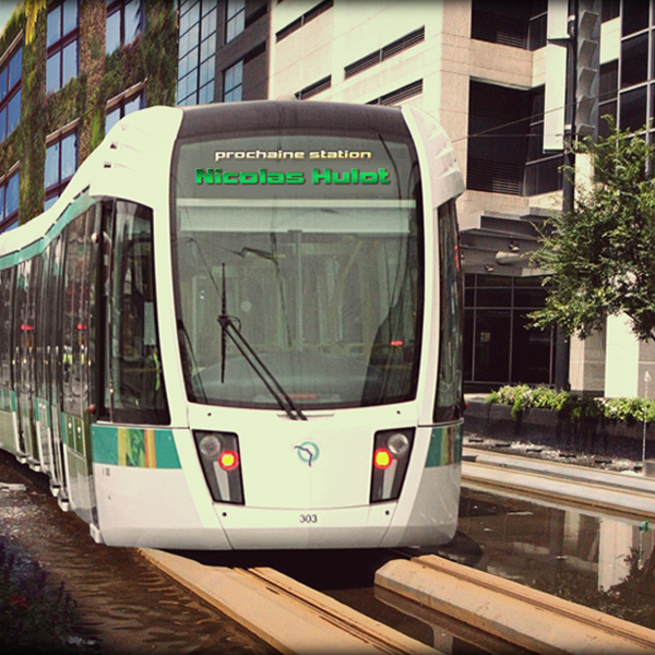 Le tramway en direction de la station Nicolas Hulot.